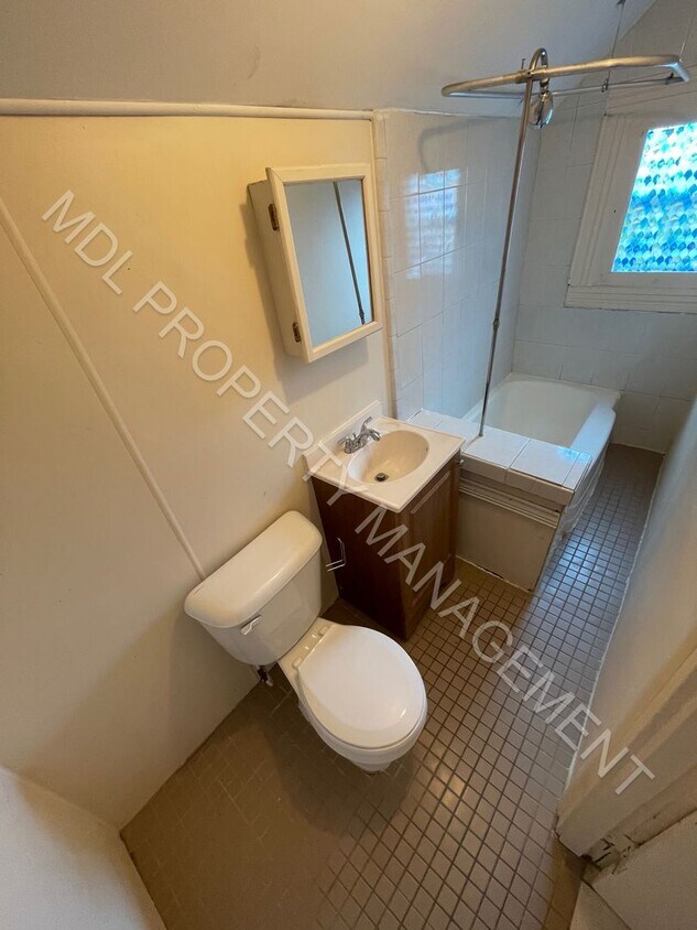 Building Photo - One Bedroom, West Side Bay City