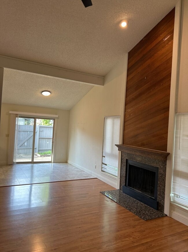 Foto del edificio - Desirable 3 bedroom 2 bath condo