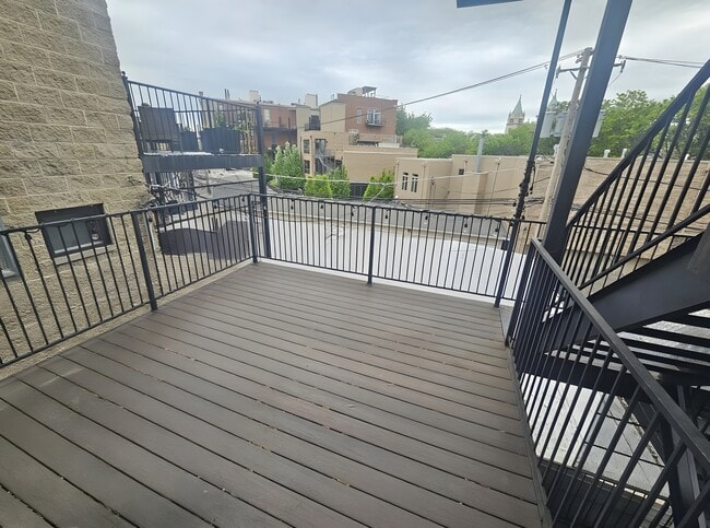 Building Photo - 2235 N Clybourn Ave