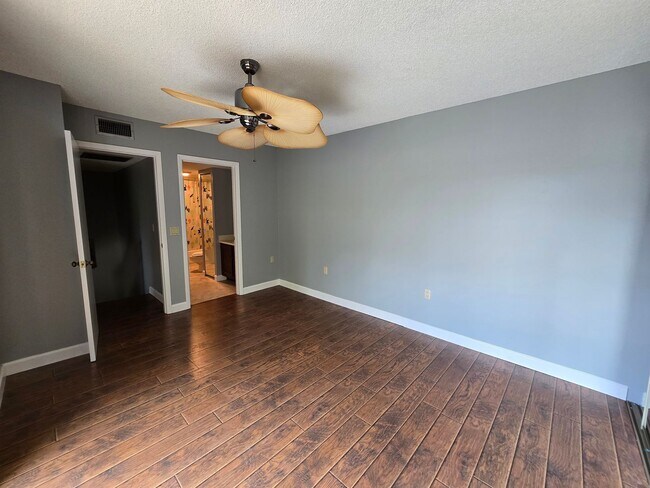 Building Photo - Perfect Townhouse in Waverly Place