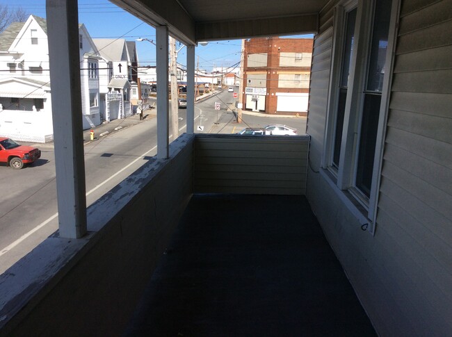 Front Porch - 2205 Beale Ave