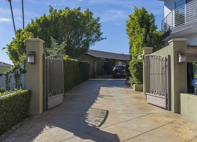 Building Photo - Magnificent views! Completely Private! One...