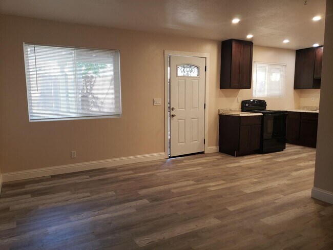 Building Photo - 852 Gardella Ave