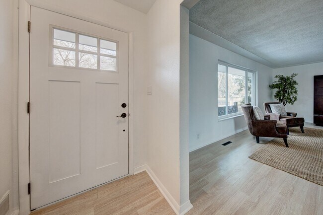Building Photo - Beautifully Updated 8 Bed 3 Bath Home!