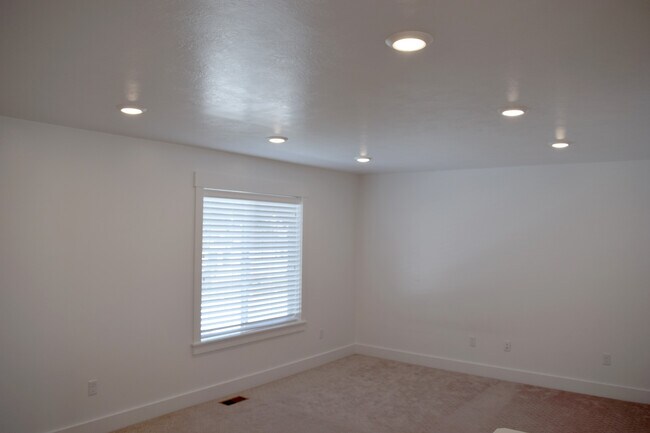 Building Photo - 266 S 1150 W