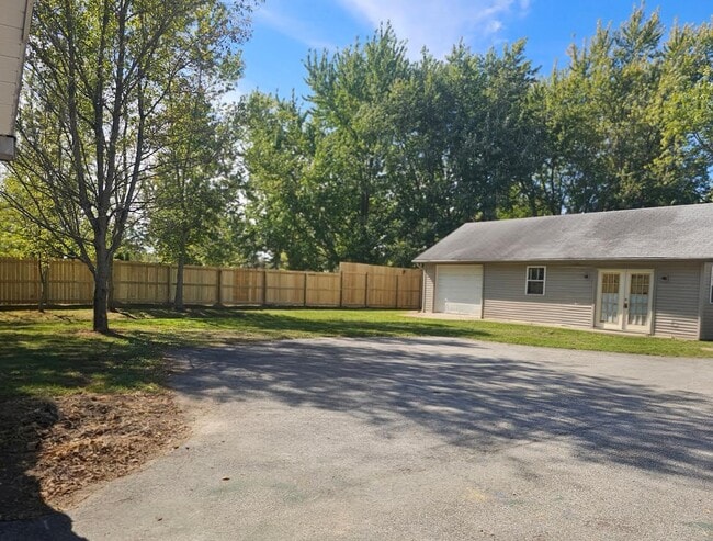 Building Photo - 1019 W 150 N