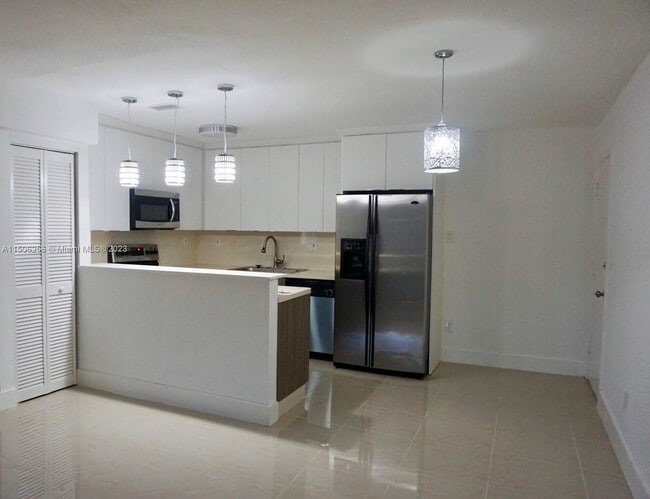 Building Photo - 10770 N Kendall Dr