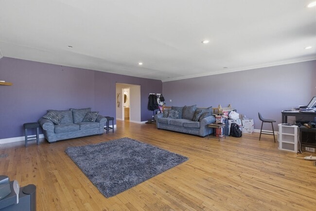 Photo - 1050 N Milwaukee Ave Apartment