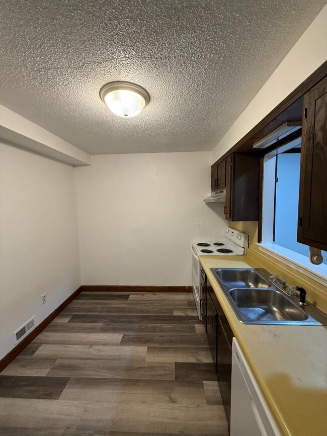 Building Photo - 2305 Southridge Dr