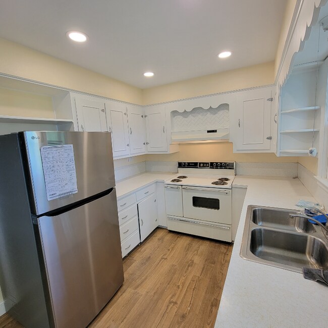 Building Photo - 3130 Country Club Dr