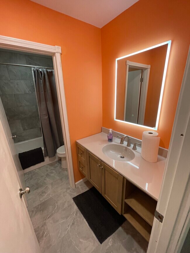 BAÑO COMPLETO N.° 1 - 2275 N Cable Rd