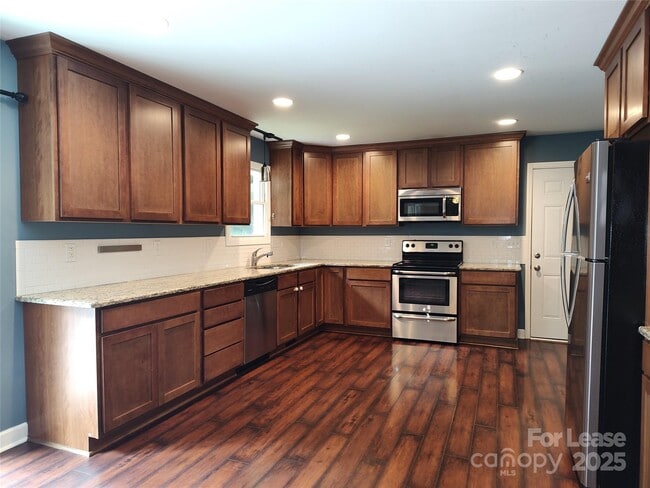 Building Photo - 303 Cedarwood Ln