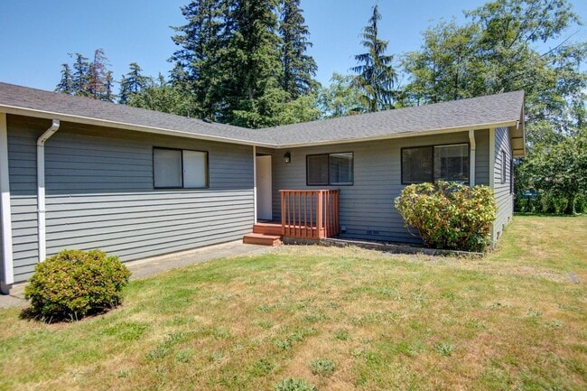 Building Photo - For Lease Edmonds - 900 Sq. Ft Two bed-One/Bath Duplex