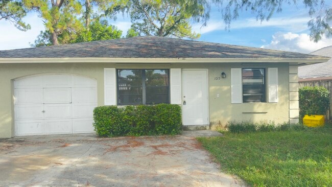 Building Photo - 1015 Staghorn St