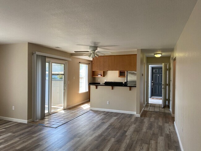 Building Photo - 2 Bedroom 2 Bathroom Condo Close to Freeway, Schools & Shopping