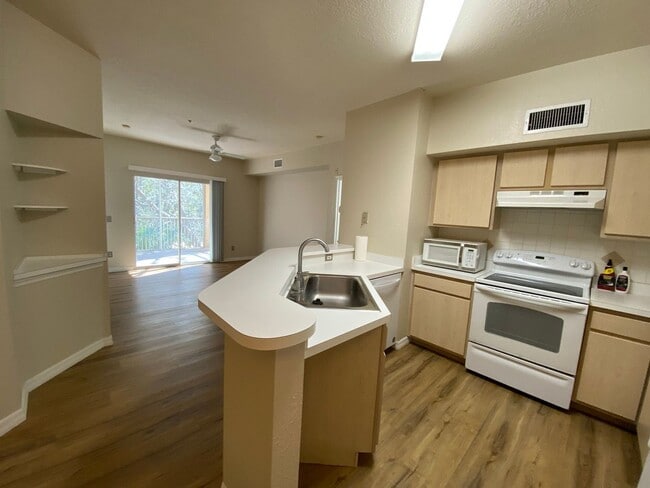 Building Photo - 2 br, 2 bath House - 831 Camargo Way #306