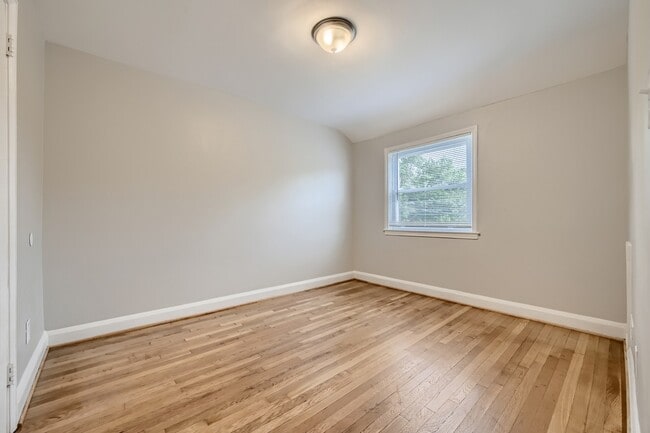 Building Photo - 916 Middlesex Rd