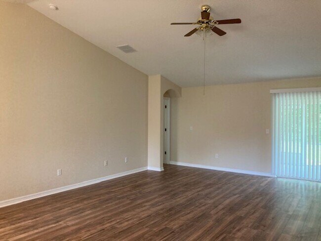 Foto del edificio - Beautiful 4/3/2 in desirable area! With Screened in porch
