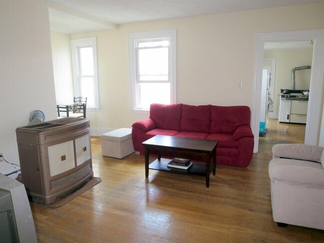 Building Photo - 112 Thorndike St