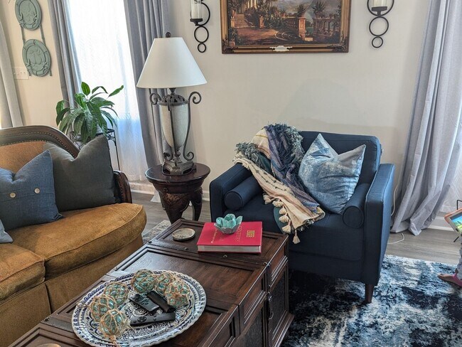 Foto del edificio - Fully Furnished 3 Bedroom Single Family Ho...