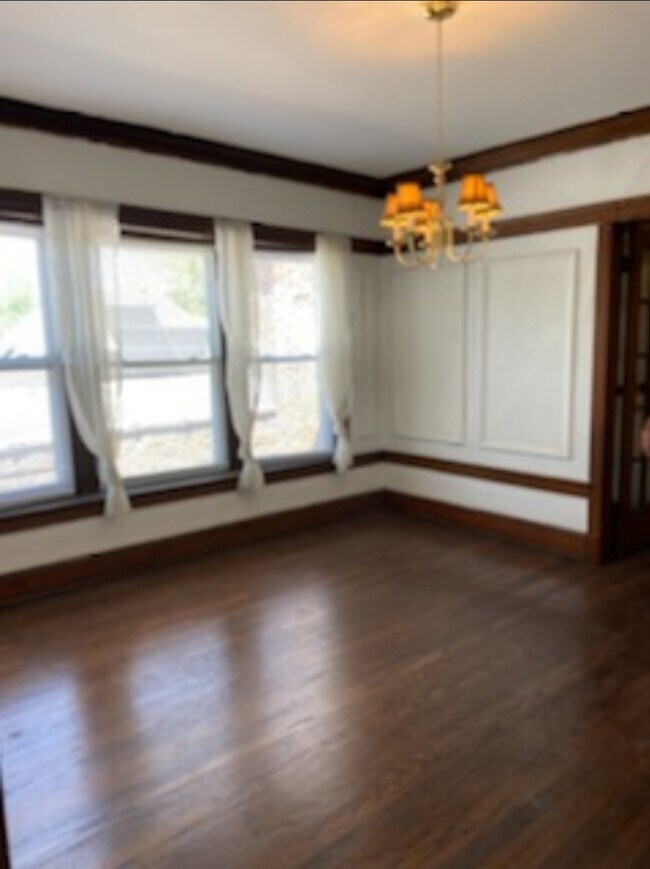 Building Photo - 6528 N Bosworth Ave