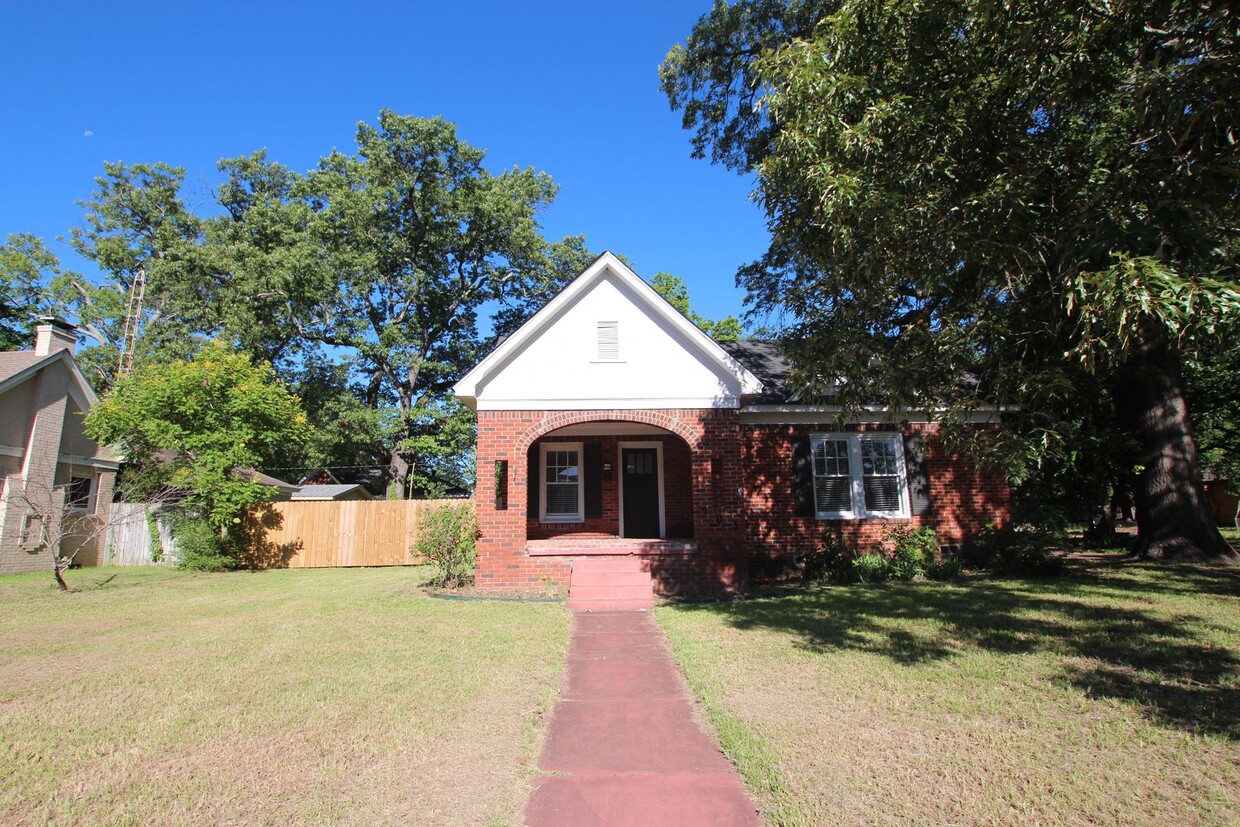 Foto principal - Oversized 3 bedroom and 2 bath in Tyler! T...