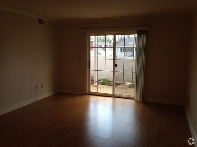 Building Photo - 1338 Lynmar Dr