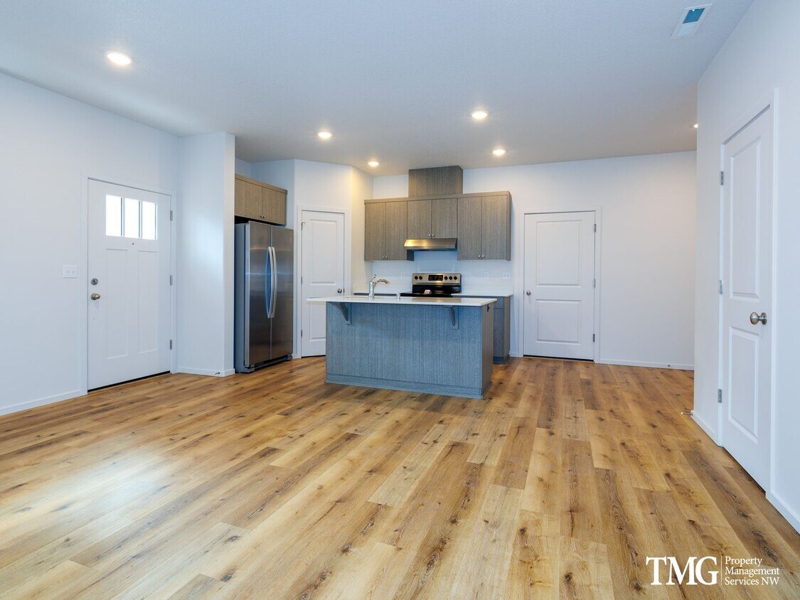 Primary Photo - Modern Living with A/C, Washer Dryer and A...