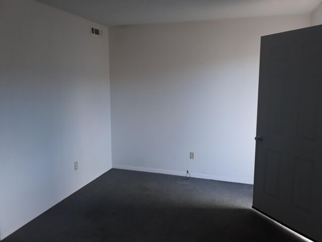 Building Photo - 610 E Poplar St