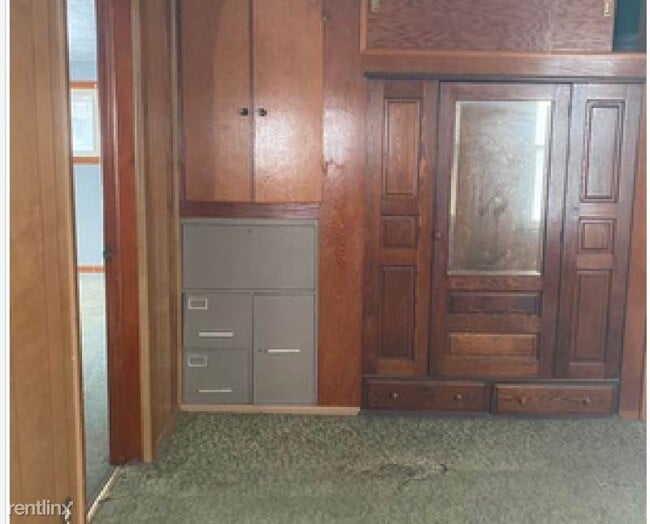 Building Photo - 3 br, 1 bath House - 223 W Locust St A Unit A
