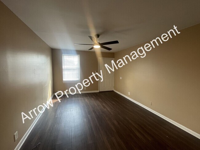 Building Photo - Newly Renovated 3 Bedroom 2 Bath Home in Nashville!