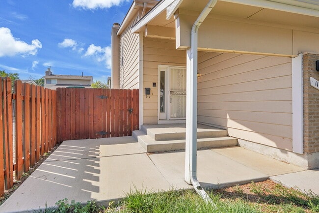 Building Photo - $2,200 - 3 Bed 3 Bath Home with 2 Primary ...