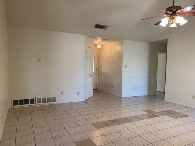 Building Photo - 2001 Meadowbrook Dr