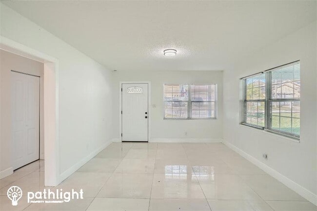 Building Photo - 4203 N Howard Avenue