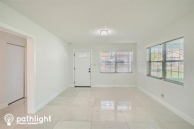 Foto del edificio - 4203 N Howard Avenue