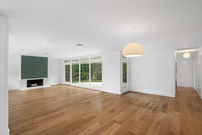Foto del edificio - 7708 Cowan Ave