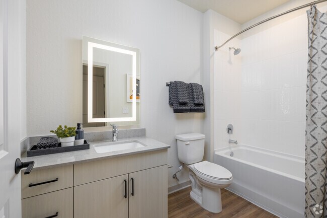 4 habitaciones, 4 baños - 1352 pies cuadrados - Baño principal - Aperture