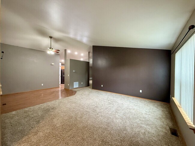 Foto del edificio - 351 Springfield Dr