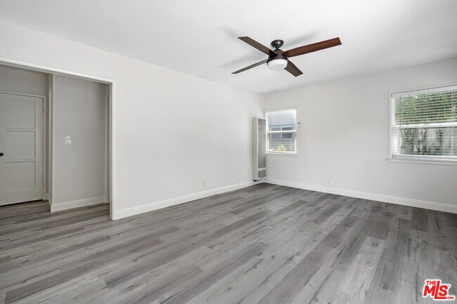 Foto del edificio - 908 Venezia Ave