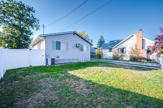 Building Photo - Charming, Partially Remodeled 4-Bedroom Ho...