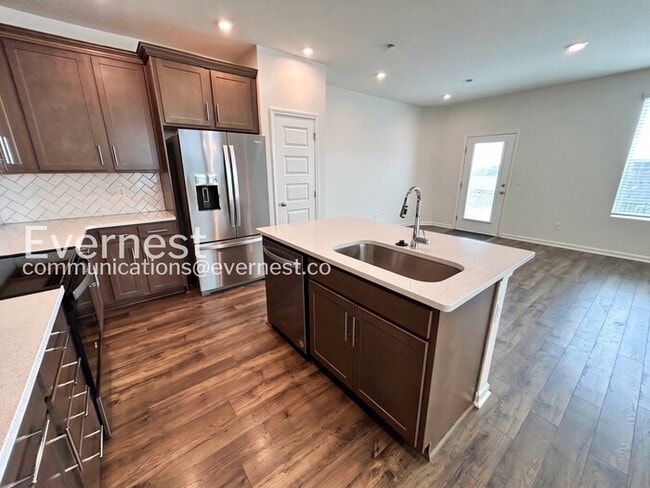 Building Photo - 3 Bed/2.5 Bath Townhome with Garage / Pet-Friendly / Available Now!