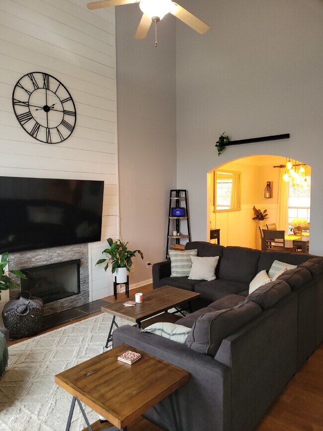 Building Photo - Fully Furnished 3 bedroom, 2.5 bath home i...