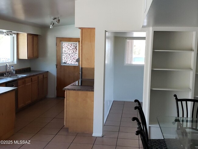 Building Photo - 5520 N Bonita Pl