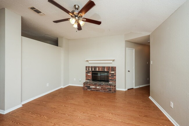 Foto del edificio - 2717 Bent Brook Dr