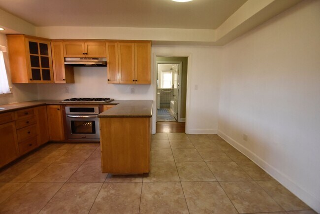 Building Photo - 3482 Westmount Ave