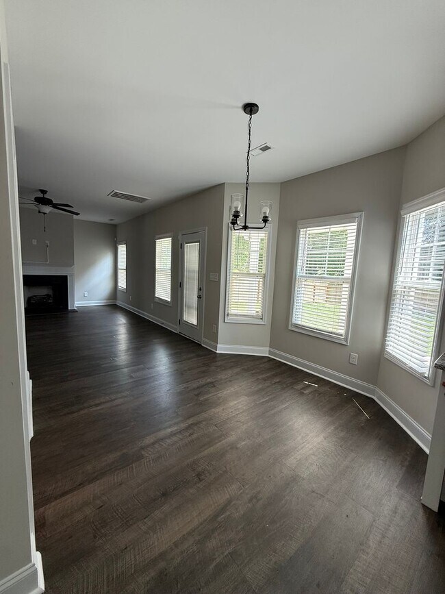 Foto del edificio - Beautiful 4-Bedroom House