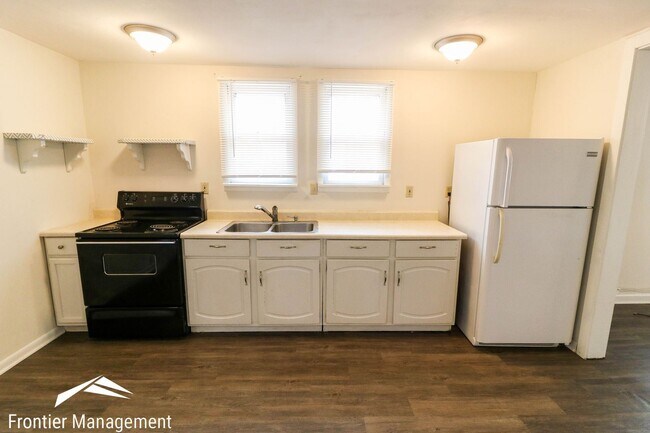 Building Photo - 2 br, 1 bath House - 200 S. Manhattan Ave 1