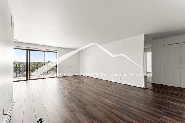 Foto del edificio - Fantastic Condo with Central AC and Balcony