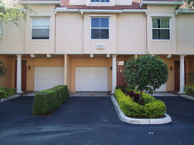 Building Photo - 2026 Alta Meadows Ln