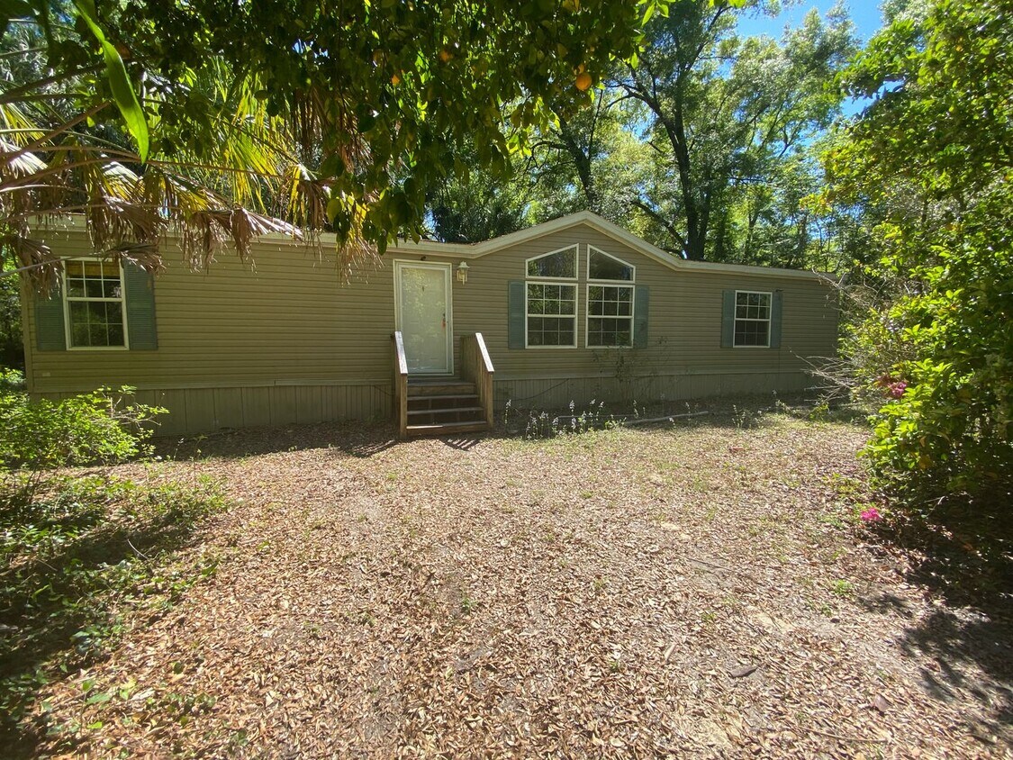 3 Bed 2 Bath Home in TRENTON! House Rental in Trenton, FL